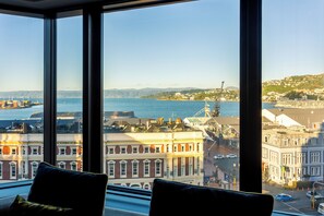 Suite Junior, 1 très grand lit, accès au bar-salon, vue sur le port | Vue sur l’eau