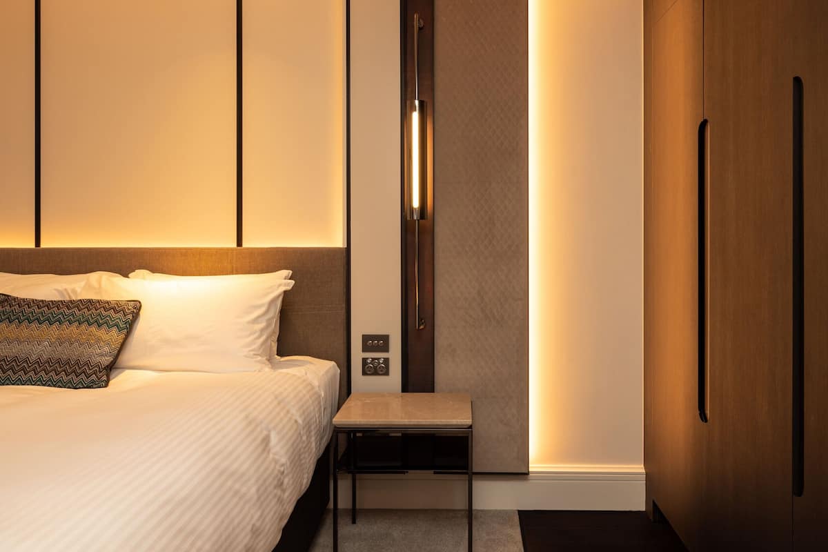 Ropa de cama de alta calidad, cubrecamas y minibar