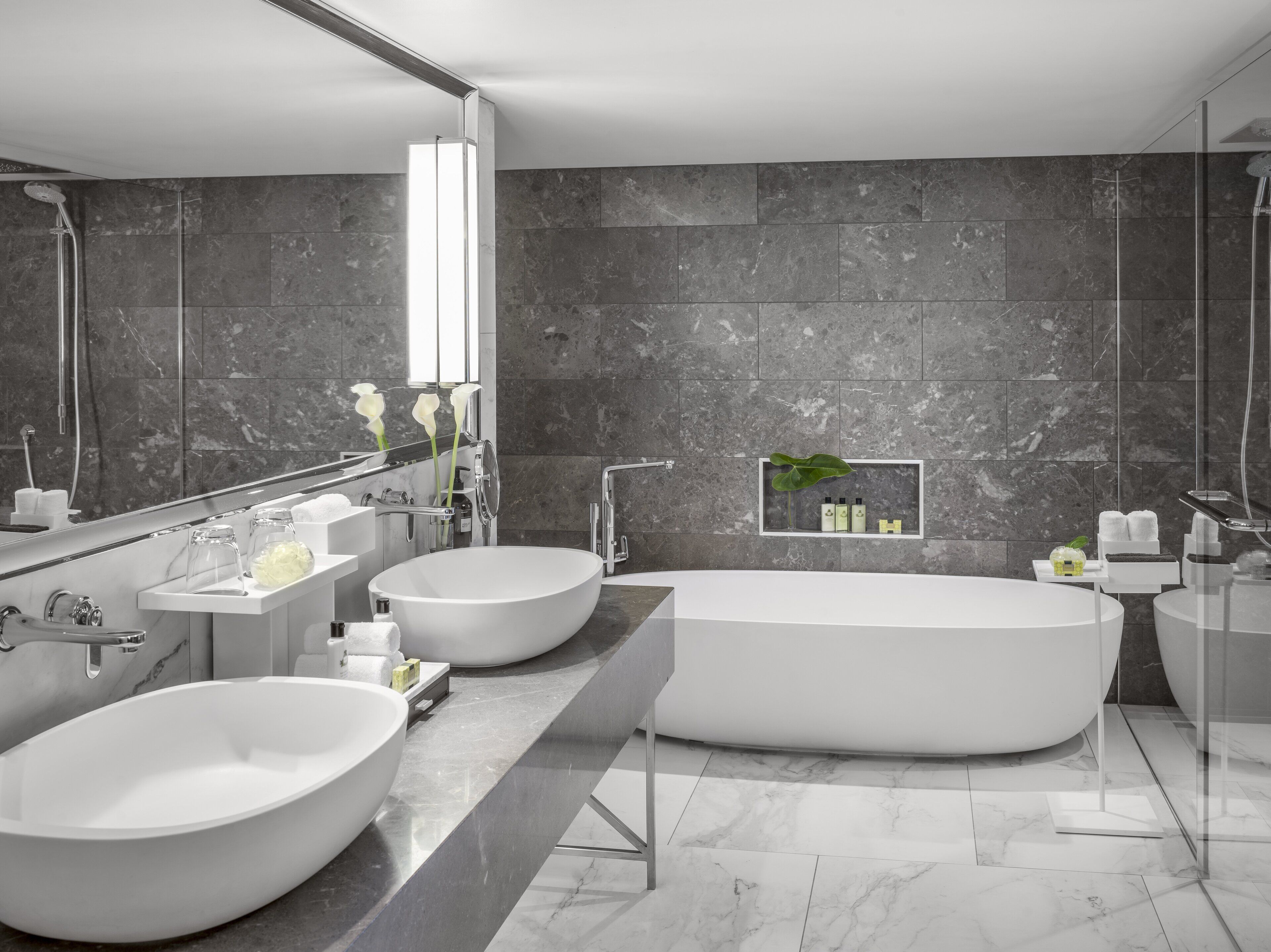 Presidential Suite | Bathroom | Shower, free toiletries, hair dryer, bathrobes