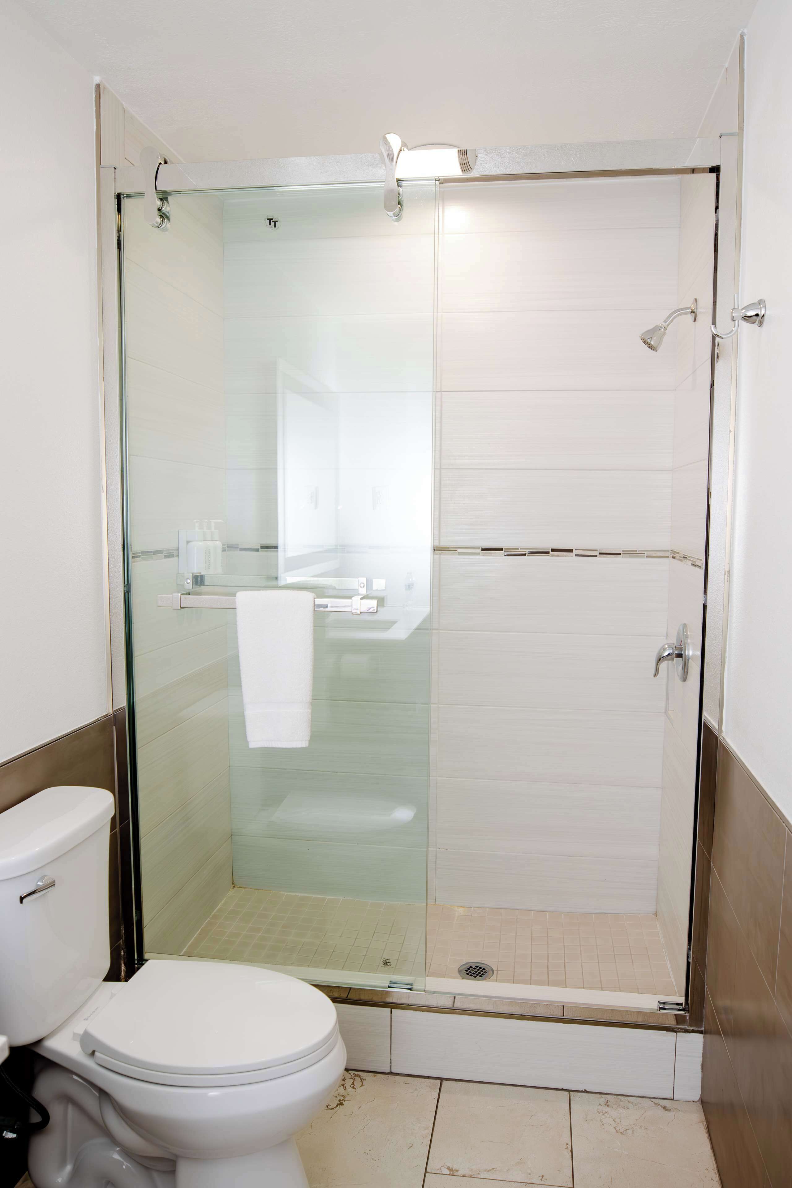 combined shower/bathtub, free toiletries, towels