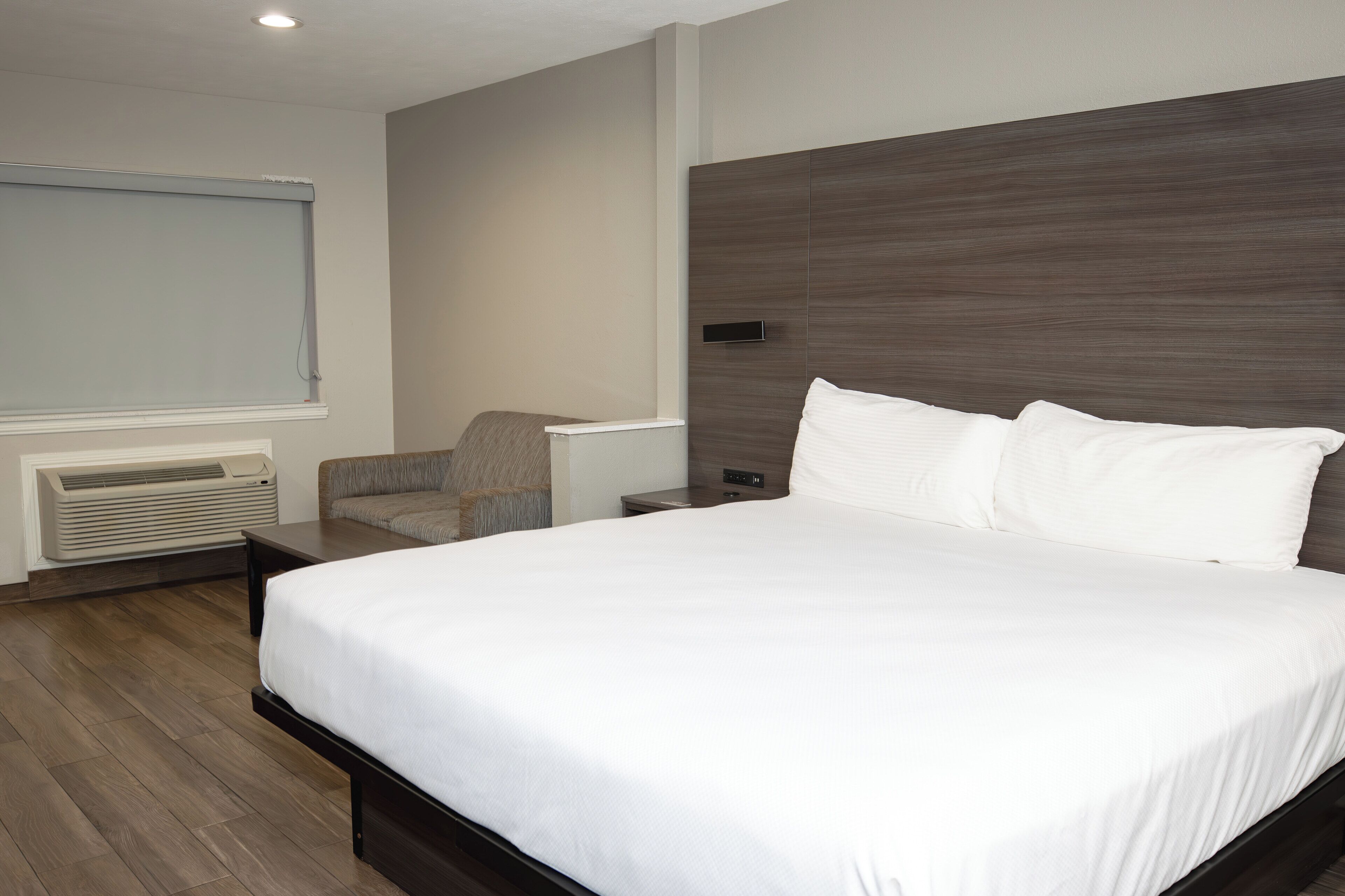 room, 1 king bed, non smoking | in-room safe, desk, free wifi, bed sheets