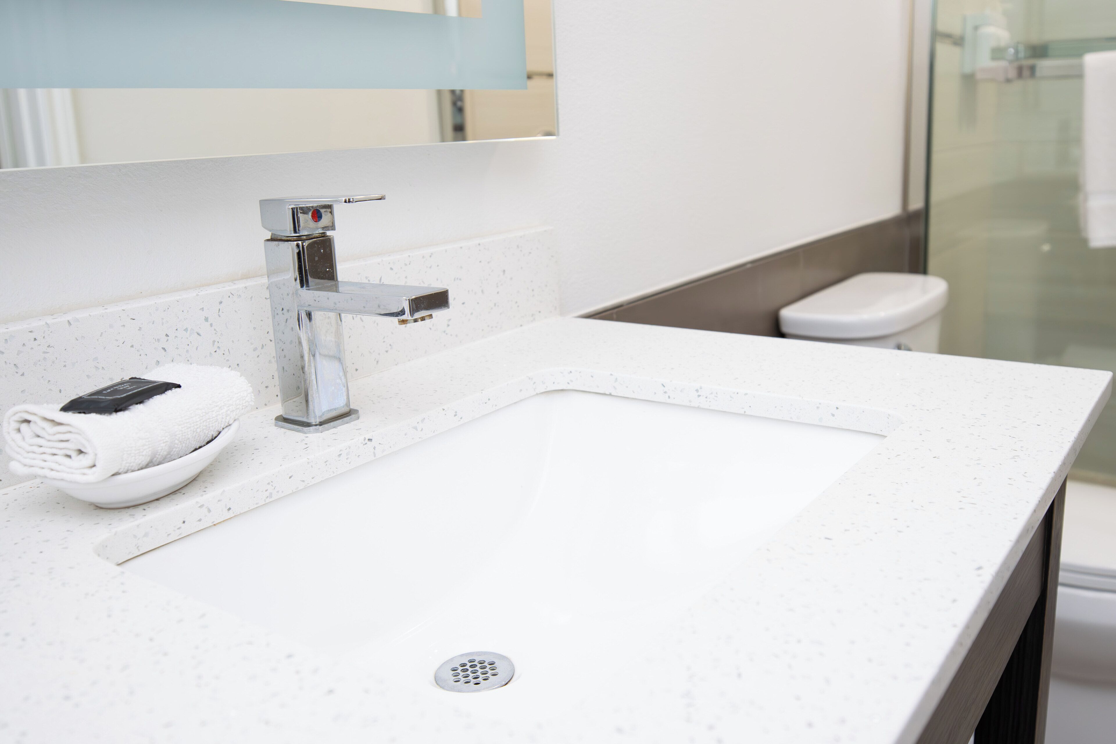 combined shower/bathtub, free toiletries, towels