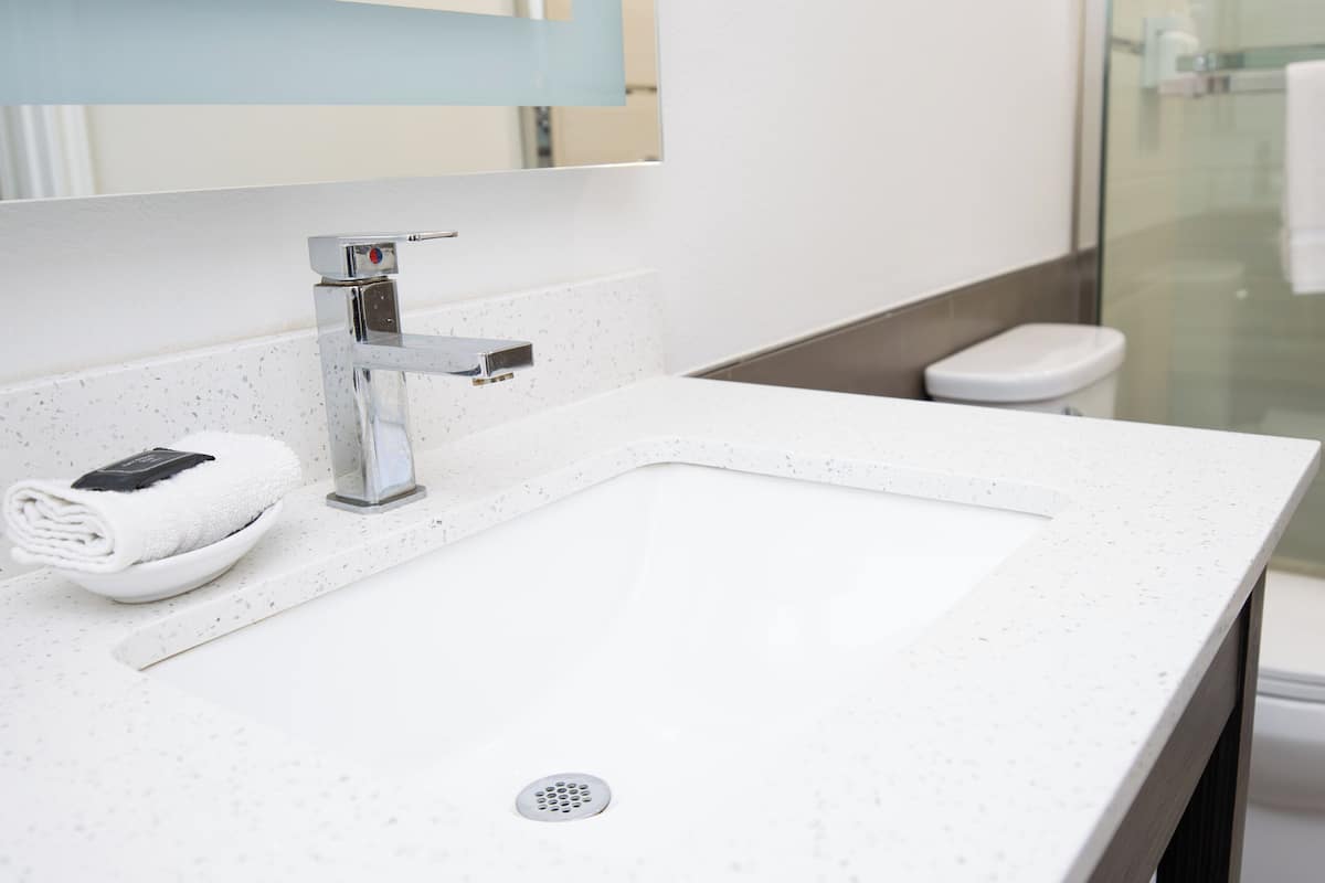 combined shower/bathtub, free toiletries, towels