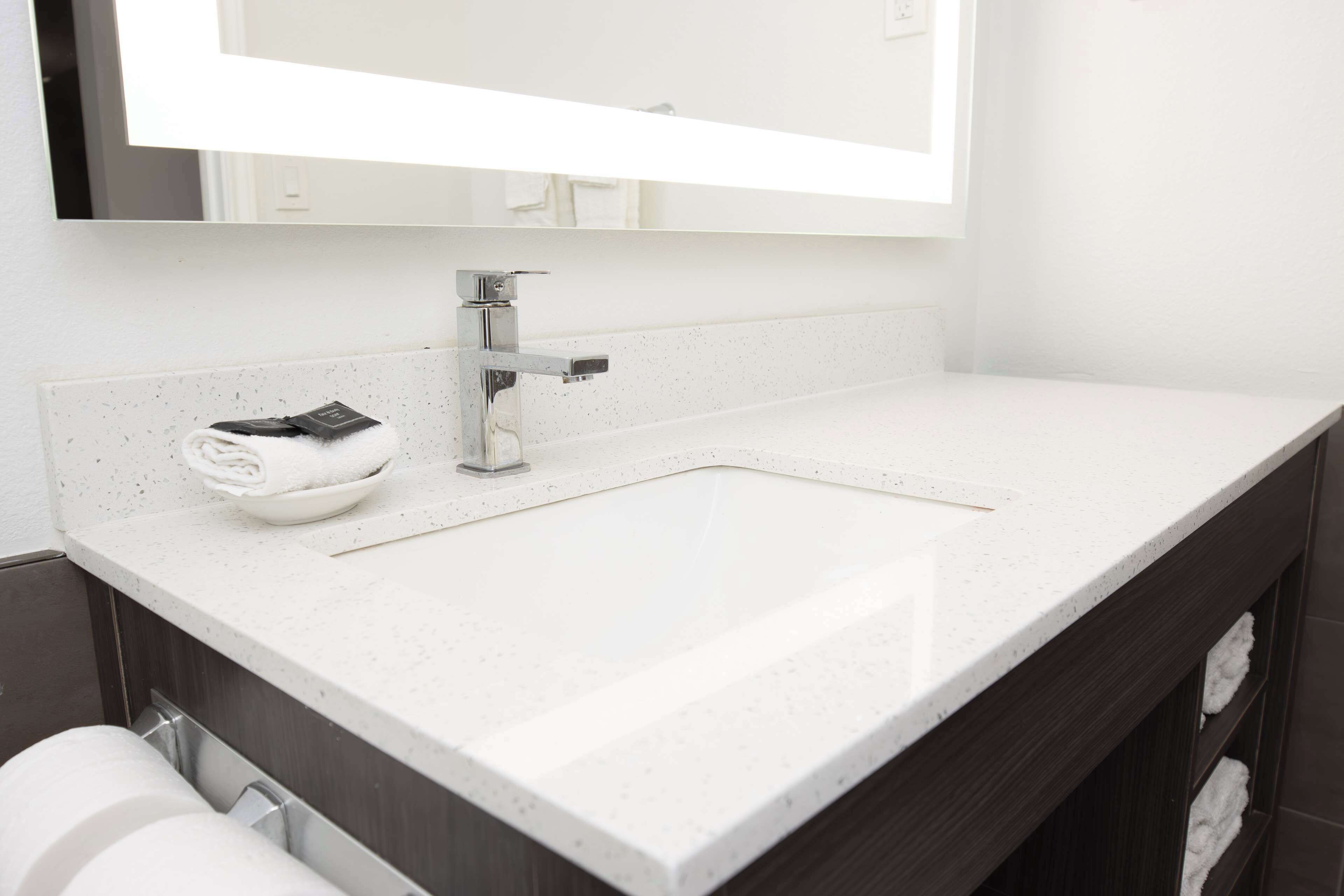 combined shower/bathtub, free toiletries, towels