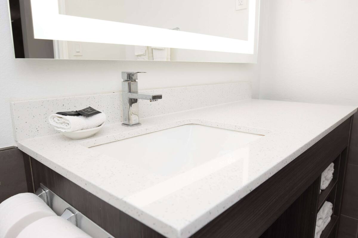 combined shower/bathtub, free toiletries, towels