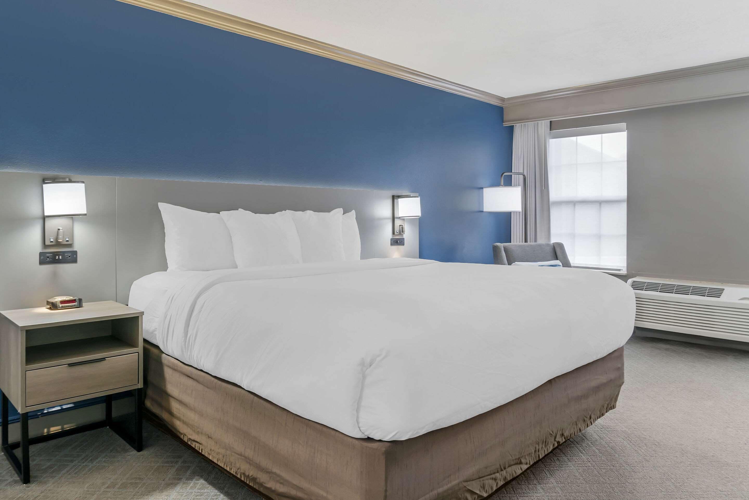 standard room, 1 king bed, non smoking | desk, iron/ironing board, free cots/infant beds, free wifi