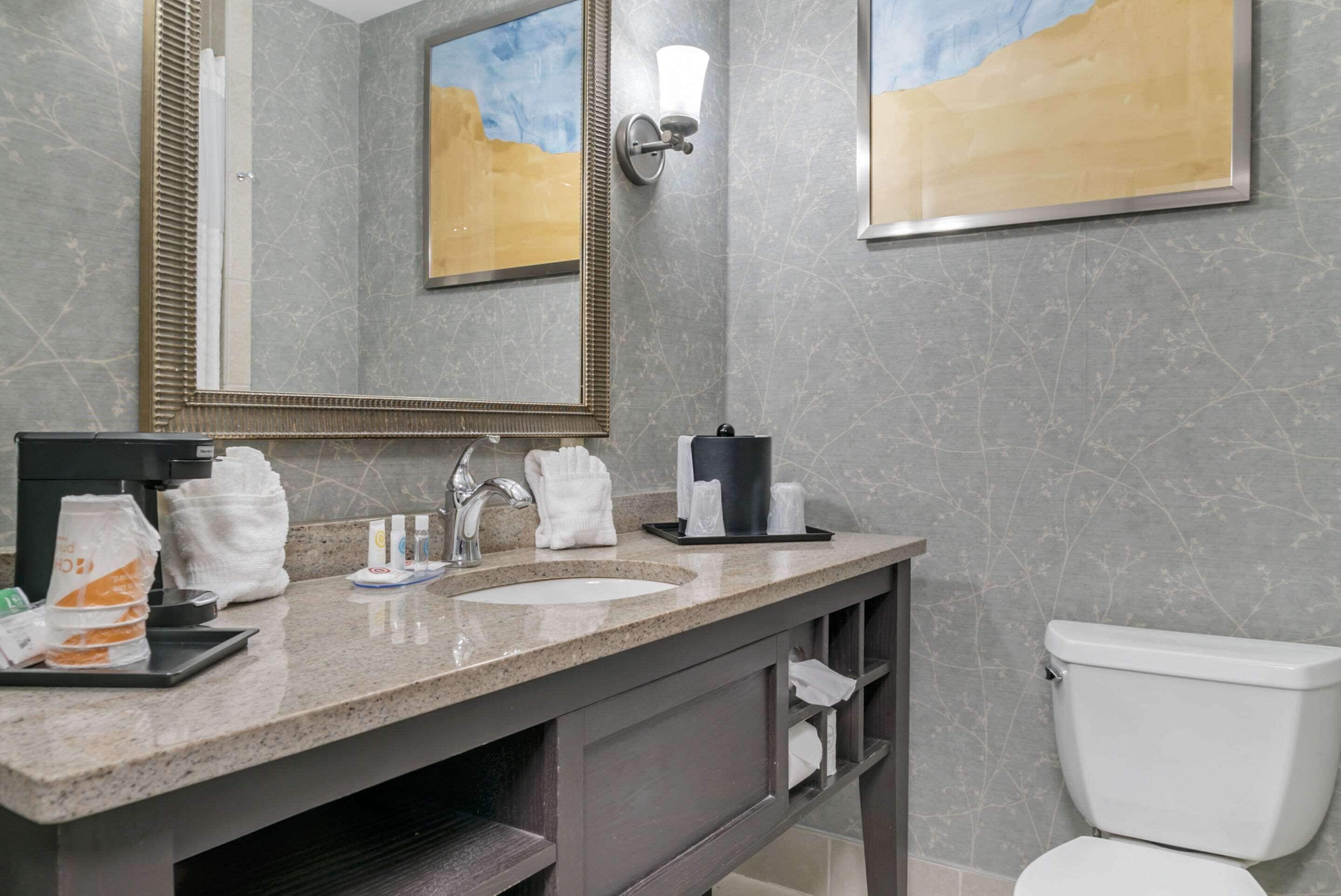 standard room, 1 king bed, non smoking | desk, iron/ironing board, free cots/infant beds, free wifi