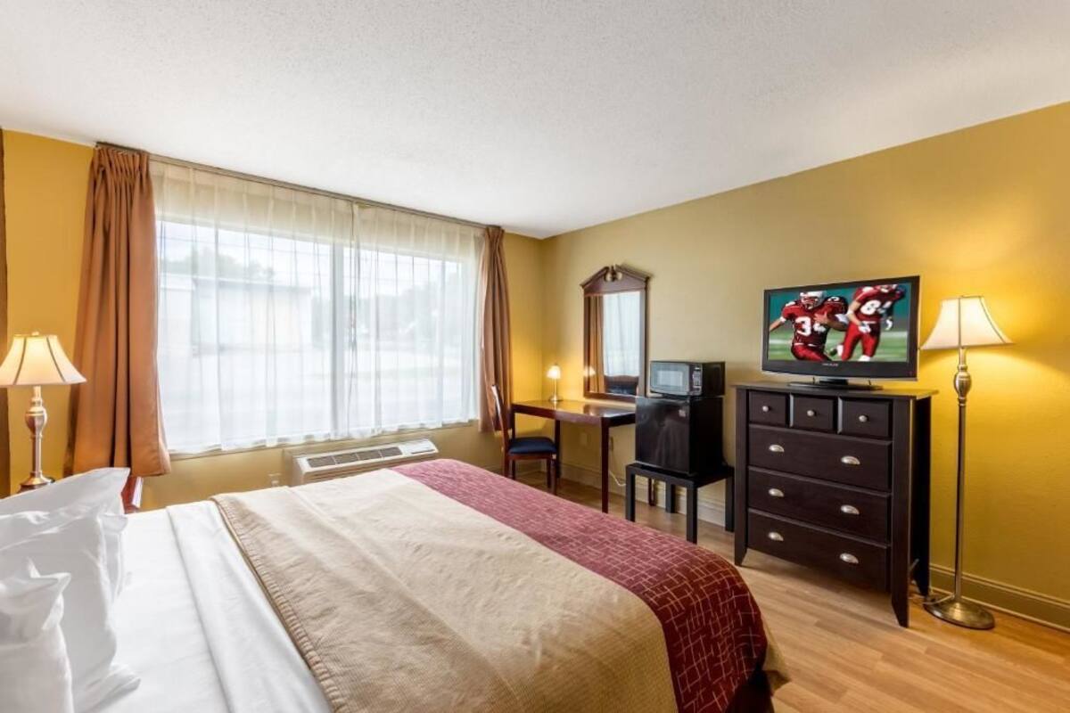 Room, 1 King Bed | Iron/ironing board, WiFi (free)