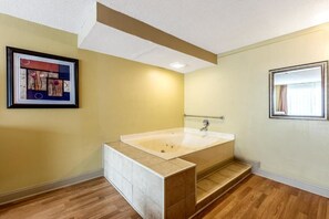 Combined shower/bathtub - Days Inn Muskegon (Muskegon Heights)