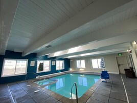 Una piscina techada, una piscina al aire libre