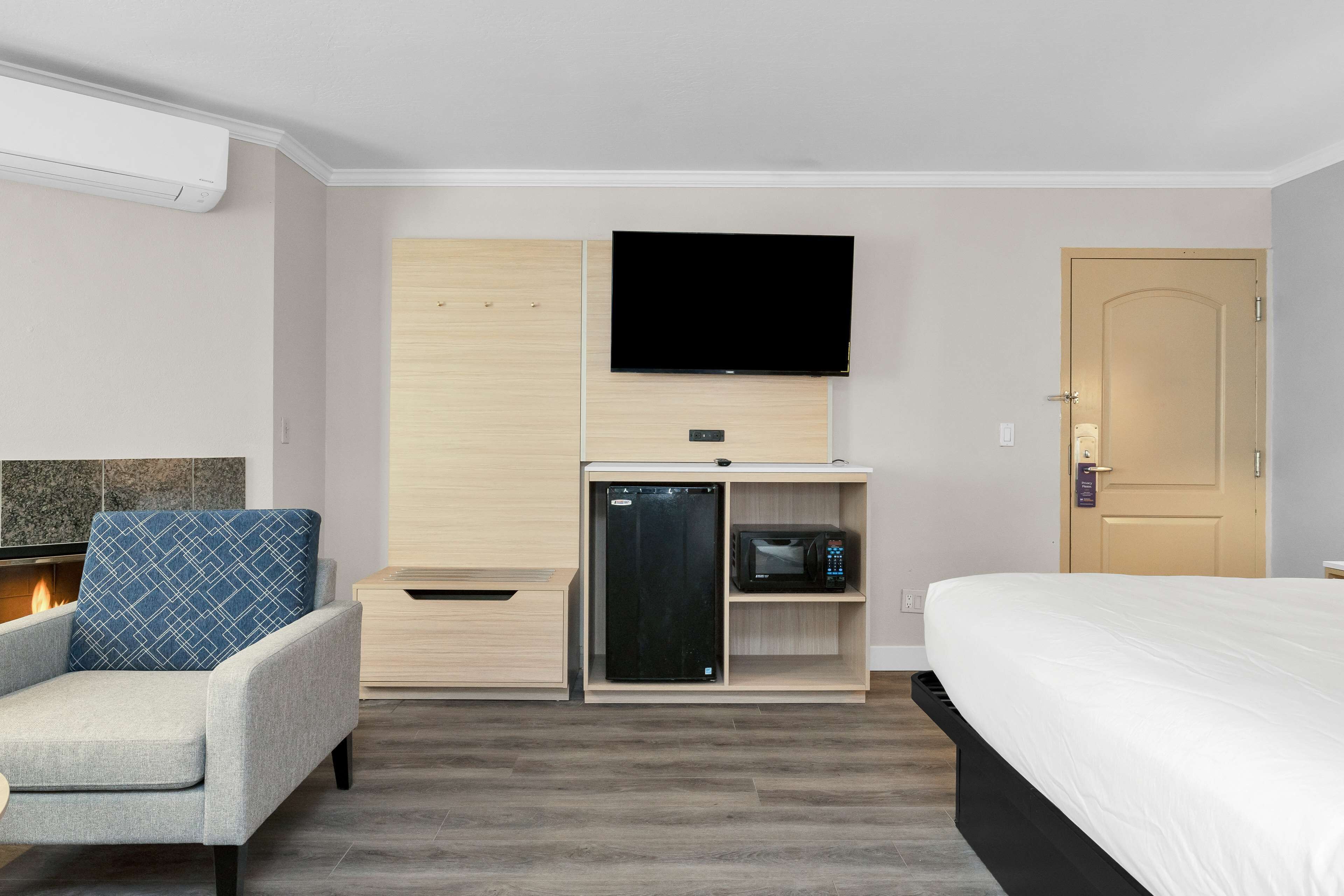 In-room safe, desk, laptop workspace, iron/ironing board