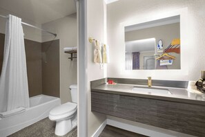 Chambre Standard, 1 trÚs grand lit, non-fumeurs, réfrigérateur et four à micro-ondes | Salle de bain | Ensemble douche/baignoire, sÚche-cheveux, serviettes fournies