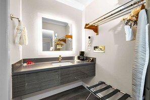 Standardzimmer, 1 King-Bett, Nichtraucher, Kühlschrank und Mikrowelle | Badezimmer | Duschwanne, Haartrockner, Handtücher