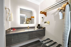 Standard Room, 1 King Bed, Non Smoking, Refrigerator & Microwave | Bathroom | Combined shower/tub, hair dryer, towels