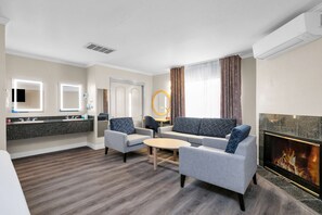 In-room safe, desk, laptop workspace, iron/ironing board - SureStay by Best Western San Francisco Marina District (San Francisco)