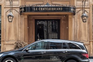 Front of property - Hôtel Chateaubriand Champs Elysées (Paris)