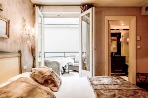 Klassieke tweepersoonskamer | Een minibar, een kluis op de kamer, individueel gedecoreerd