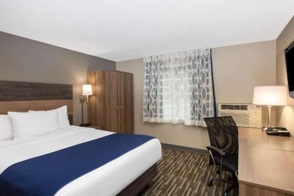 Premium bedding, blackout curtains, free cots/infant beds, free WiFi