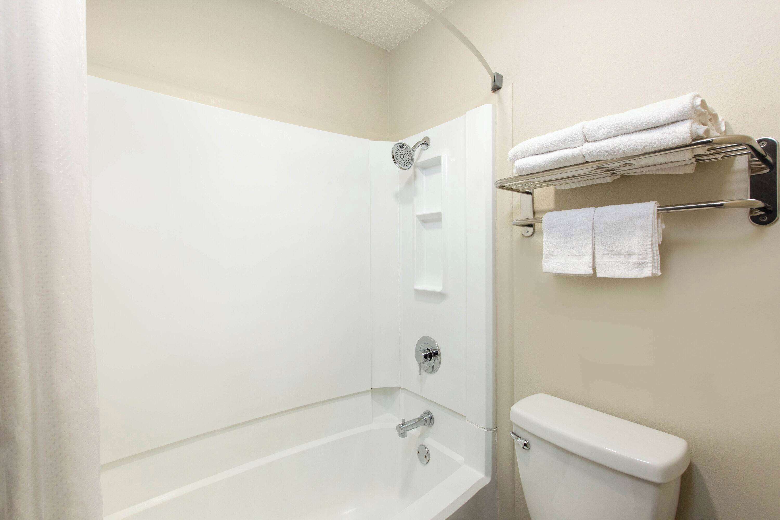 Combined shower/tub, hydromassage showerhead, free toiletries