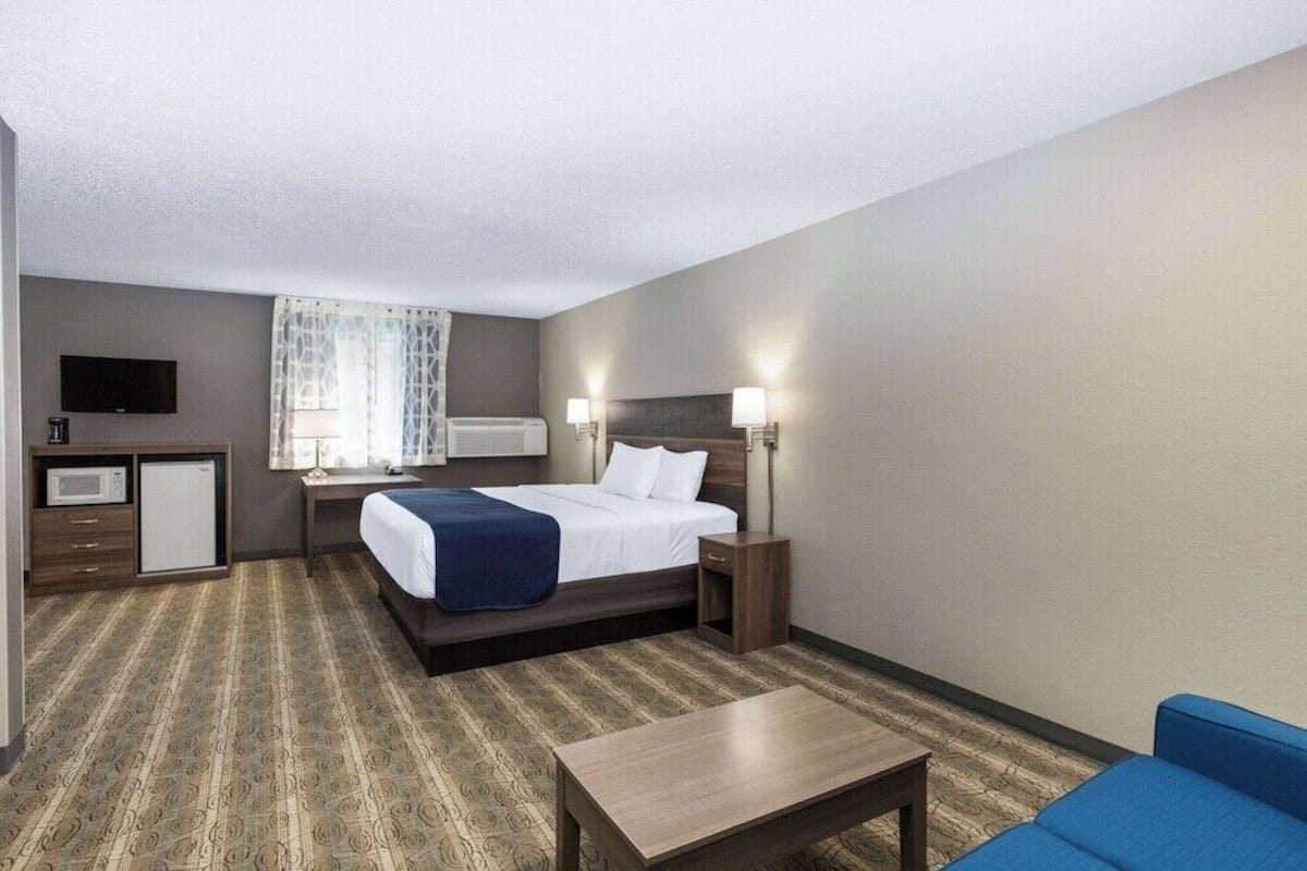 Premium bedding, blackout curtains, free cots/infant beds, free WiFi