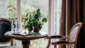 Suíte | Escrivaninha, ferros/tábuas de passar roupa, Wi-Fi de cortesia