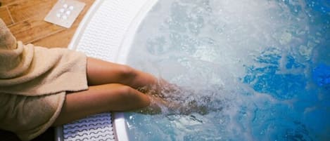 Indoor spa tub