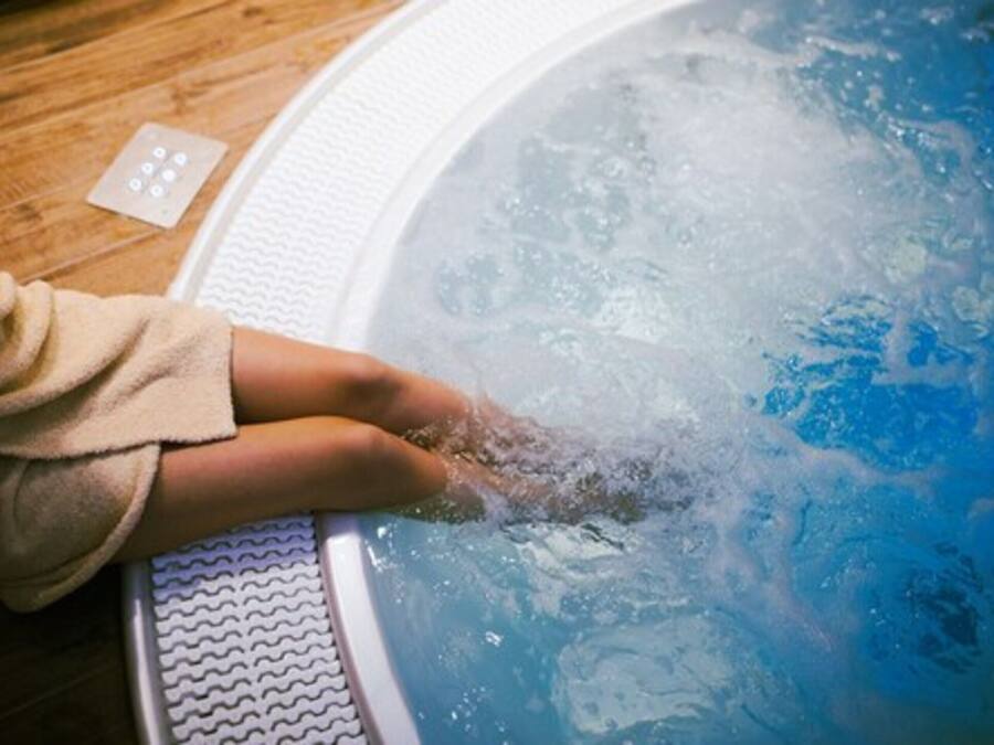 Indoor spa tub