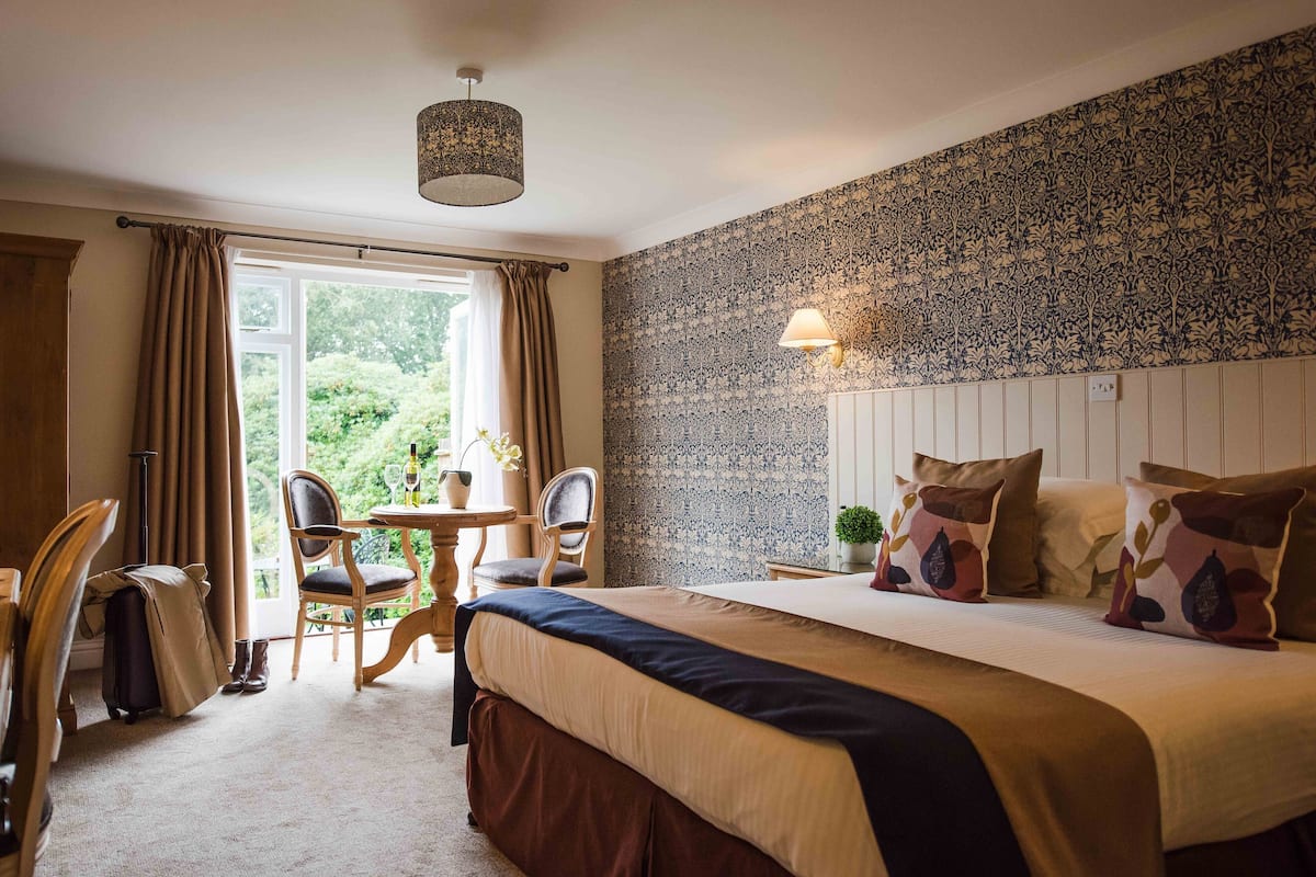 luxury double room | desk, iron/ironing board, free wifi, bed sheets
