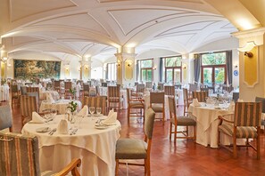 Enjoy a spacious dining area with high ceilings and elegant arches, perfect for a comfortable meal with friends and family.