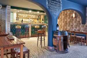 5 间餐厅，供应午餐和晚餐，地中海菜