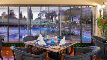 5 Restaurants; Mittagessen und Abendessen werden serviert