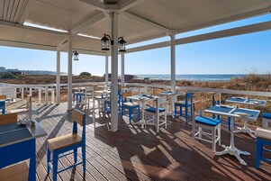 5 间餐厅，供应午餐和晚餐，地中海菜