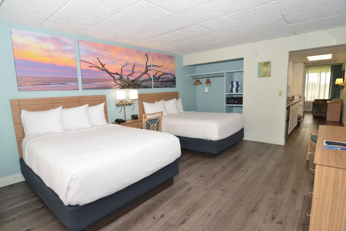 스위트, 퀸사이즈침대 2개, 금연 (Oceanside, 1st Floor) | 책상, 간이 침대, 무료 WiFi, 침대 시트