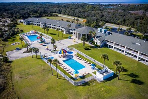 2 outdoor pools, pool umbrellas, sun loungers - Days Inn & Suites by Wyndham Jekyll Island (Jekyll Island)