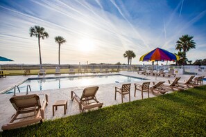 2 piscinas al aire libre, sombrillas