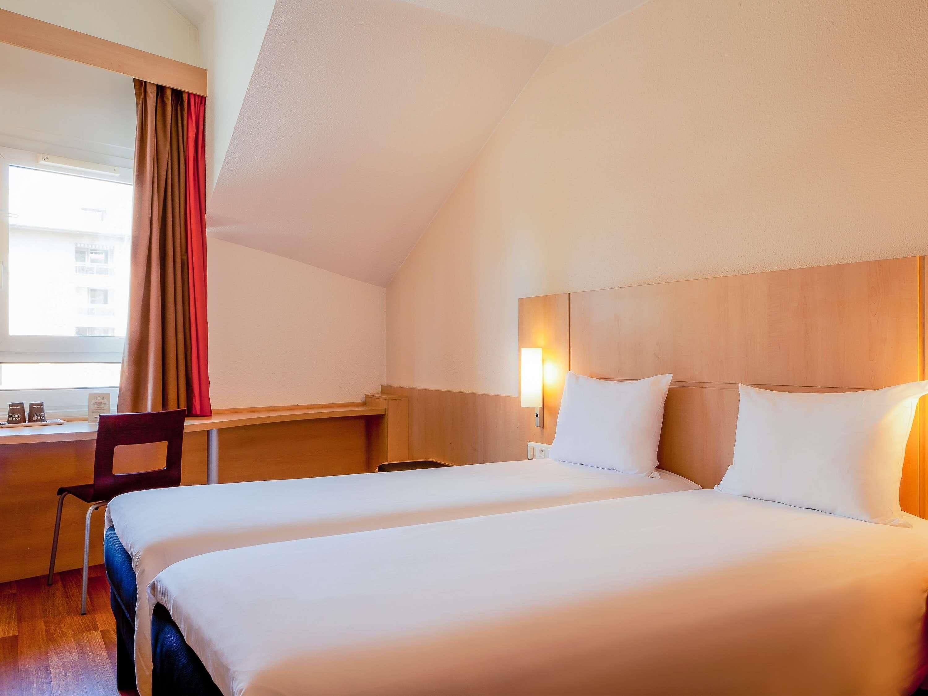 Habitación estándar, 2 camas individuales | Ropa de cama de alta calidad y escritorio 