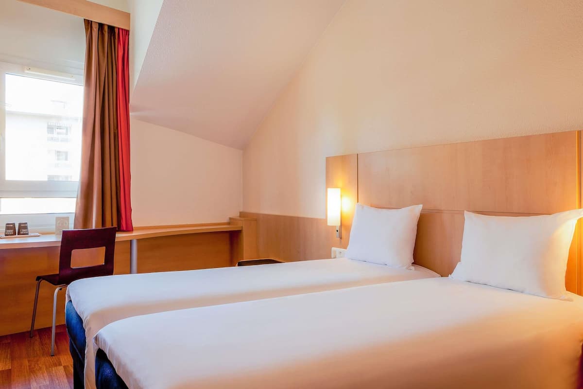 Standard Room, 2 Twin Beds | Premium bedding, desk, laptop workspace, blackout drapes