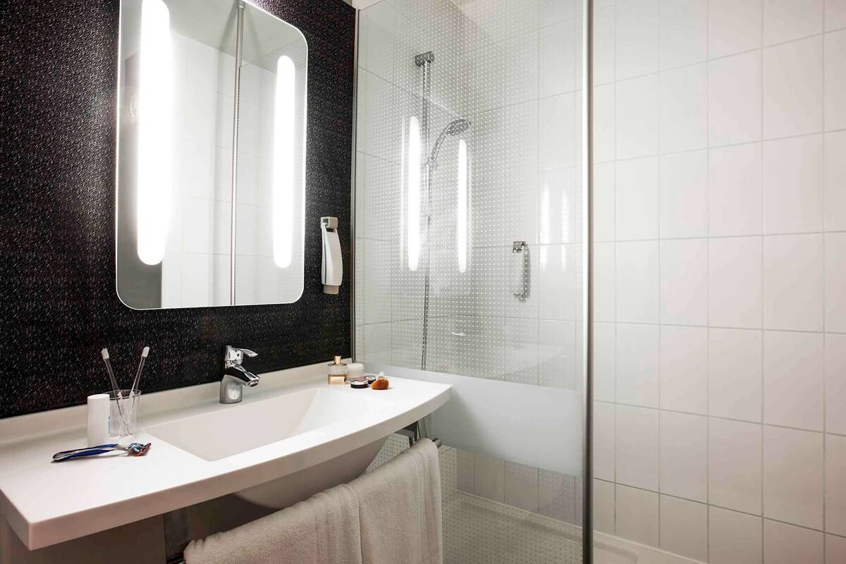 standard room, 2 single beds | premium bedding, desk, laptop workspace, blackout curtains