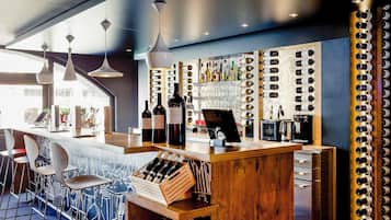 Bar (trong khuôn viên)