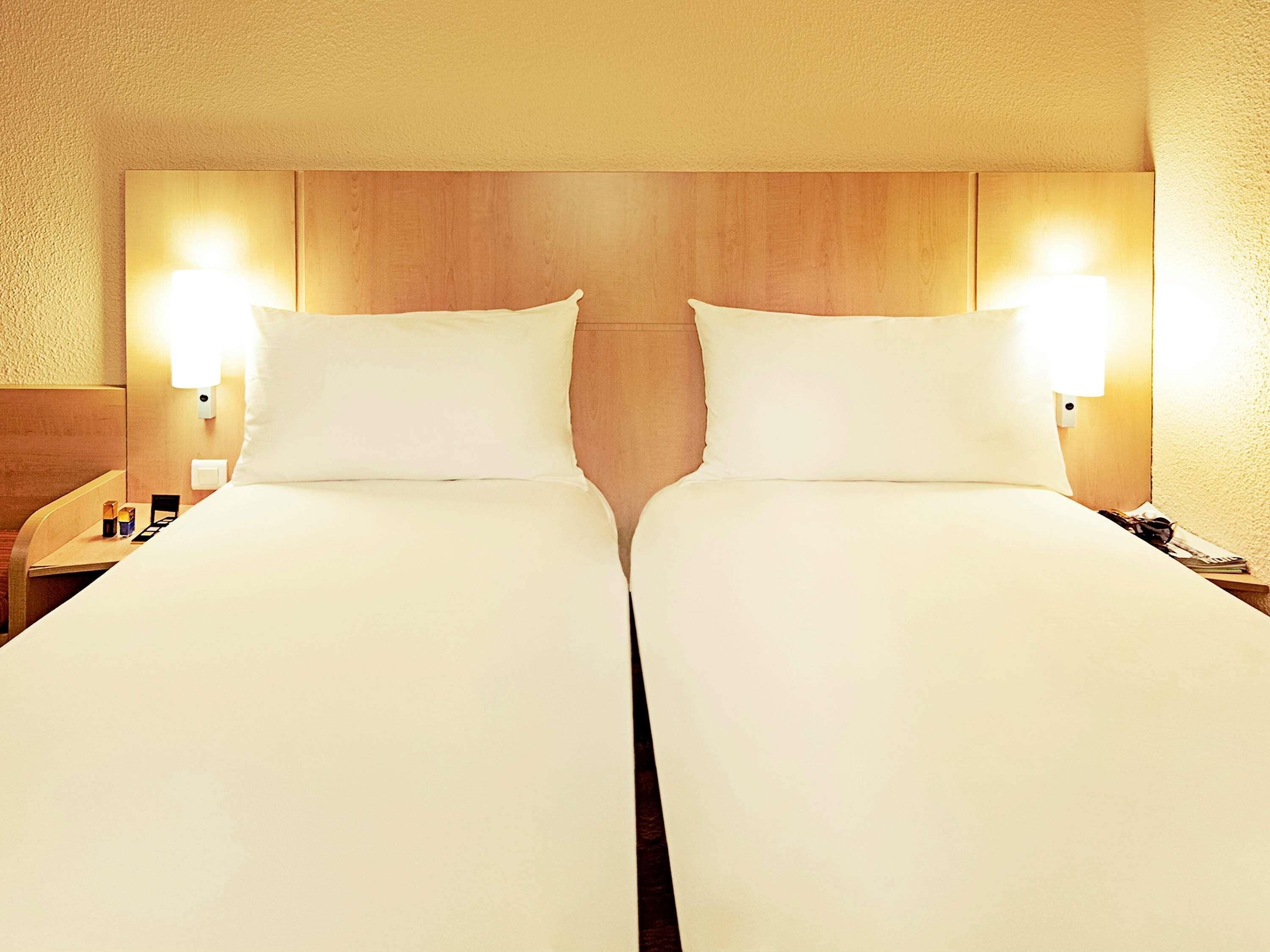 Standard Room, 2 Single Beds | Premium bedding, desk, laptop workspace, blackout curtains