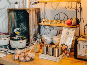 Frukostbuffé varje dag (EUR 15.50 per person)