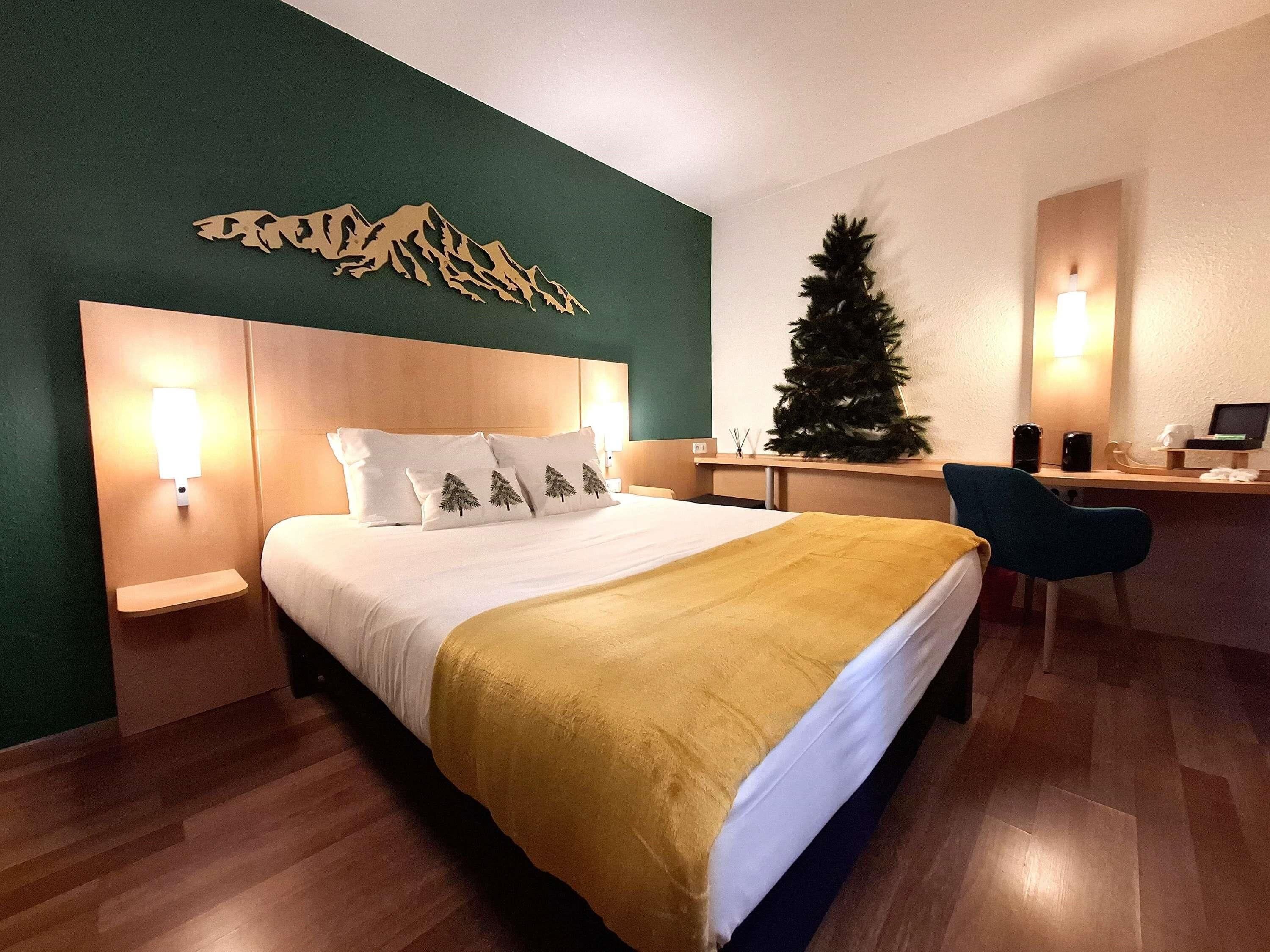 Luxe beddengoed, een bureau, een laptopwerkplek