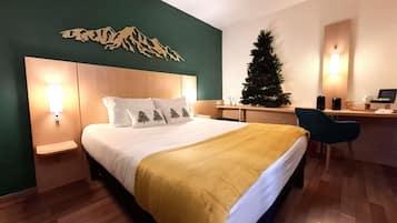 Luxe beddengoed, een bureau, een laptopwerkplek