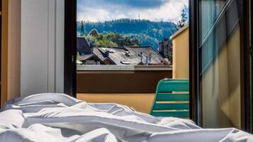 Luxe beddengoed, een bureau, een laptopwerkplek