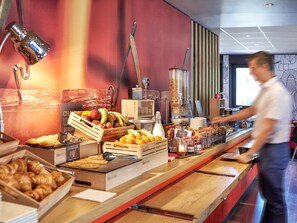 Daily buffet breakfast for a fee - Hôtel ibis Annecy Centre Vieille Ville (Annecy)