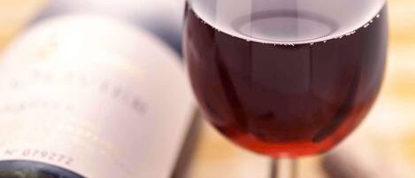 Una botella de vino y una copa sobre una mesa.