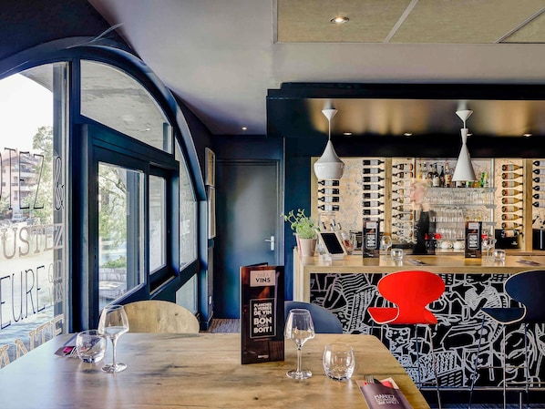 Bar (on property) - Hôtel ibis Annecy Centre Vieille Ville (Annecy)