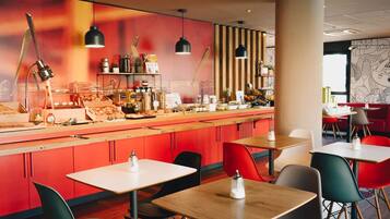 Desayuno buffet diario (EUR 15.50 por persona)