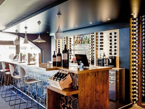 Bar (on property) - Hôtel ibis Annecy Centre Vieille Ville (Annecy)