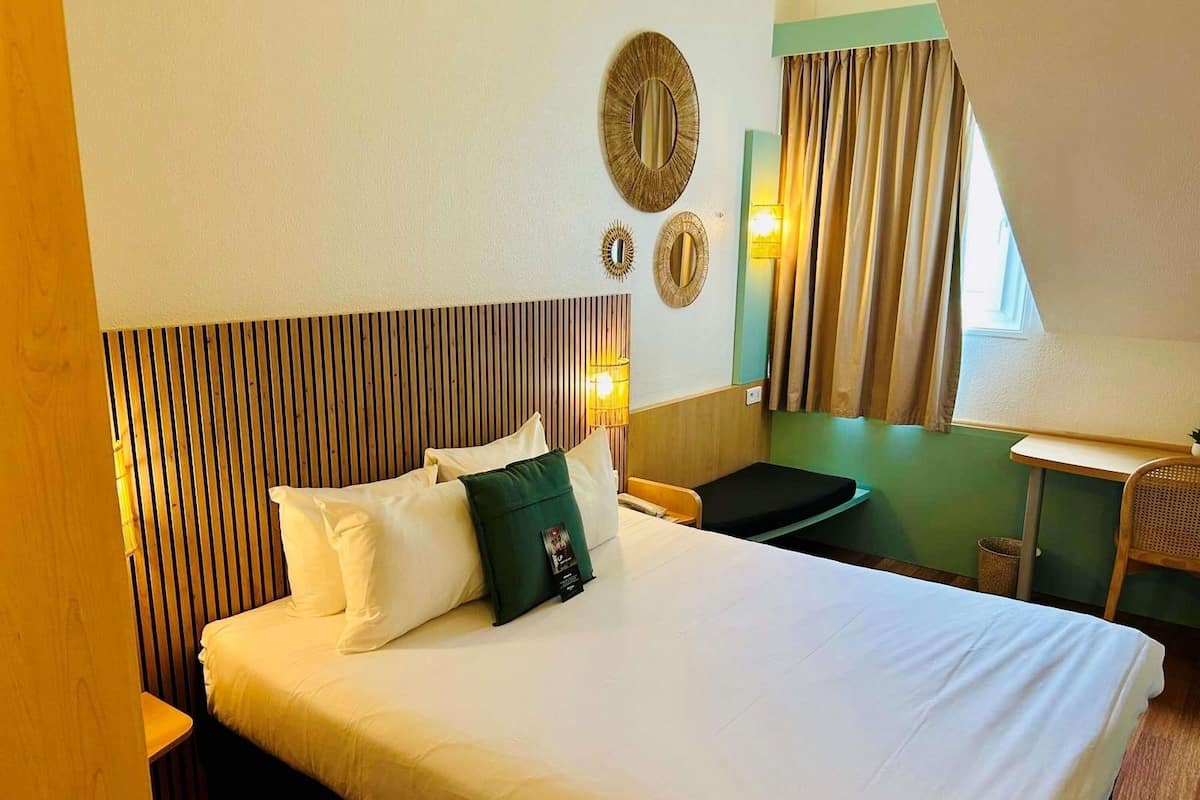 Deluxe Room, 1 Double Bed, River View | Premium bedding, desk, laptop workspace, blackout curtains